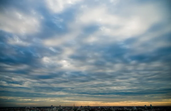 Hermoso cielo nublado en la puesta de sol en la ciudad de Bangkok — Foto de Stock