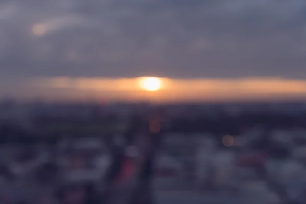 Şehir üzerinde günbatımı gökyüzünün bulanıklık — Stok fotoğraf