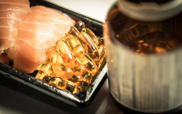 Sushi e olio di pesce capsule integratore alimentare — Foto Stock