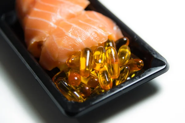 Lazac sushi hal olaj tabletták Vértes elszigetelt tálalva — Stock Fotó