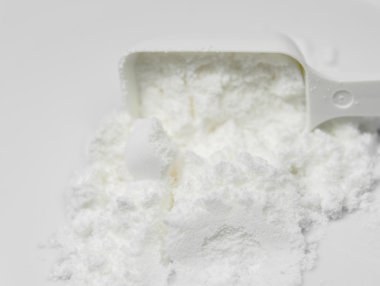 Beyaz kollajen amino protein tozu kaşık kaşık ile döktü 