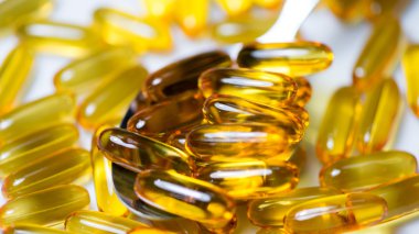 Balık yağı hapı yemek kaşığı ile hizmet