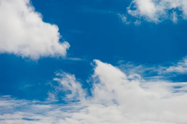 Beautiful clouds in the dark blue sky — Stock Photo, Image