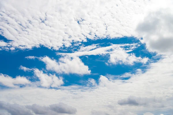 Beautiful clouds in with blue sky on sunny day — Stock Photo, Image