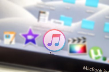 Macbook Pro ekran üzerinde itunes simgesi üzerinde duruldu yerleştirin