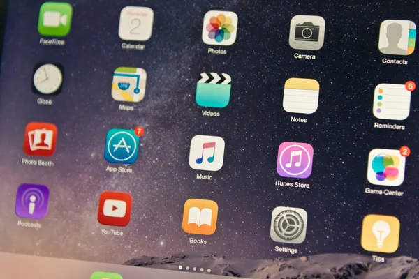 Tela do dispositivo iOS exibir música da Apple no meio — Fotografia de Stock