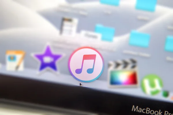 MacBook Pro skärmen fokuserade på itunes-ikonen docka — Stockfoto