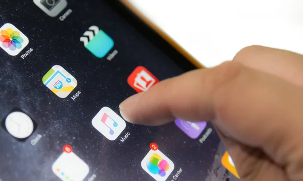 Apple müzik uygulaması üzerinde dokunmatik adam bilinmeyen