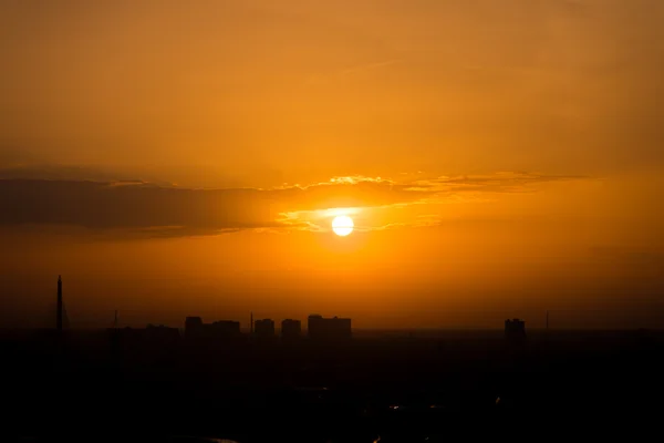 Cielo naranja al atardecer en urbano — Foto de Stock