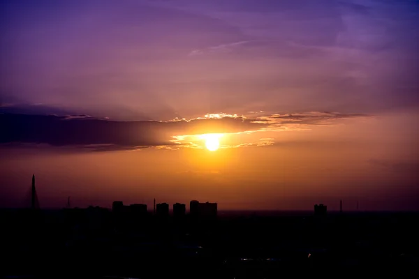 Amarillo púrpura gradiente puesta del sol cielo — Foto de Stock