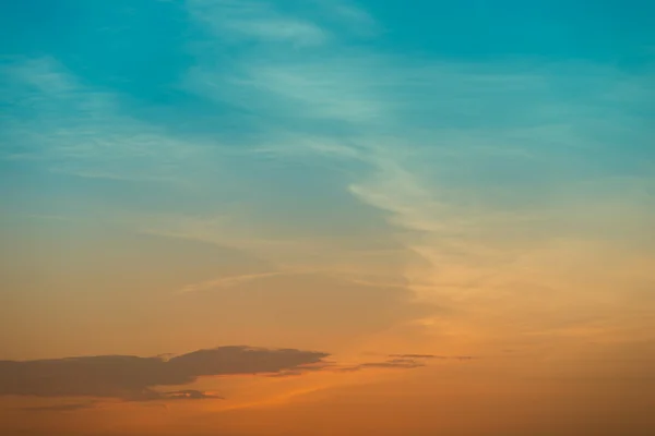 Gradiente naranja y azul aqua atardecer cielo —  Fotos de Stock