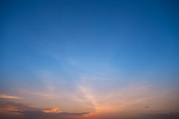 Alacakaranlık gökyüzü günbatımı zamanında 
