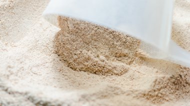 Kepçe ile çift Çikolatalı lezzet kapatın protein tozu izole