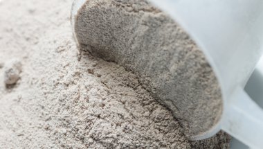 Protein toz çikolata çift lezzet Kepçe closeup isolat üzerinde