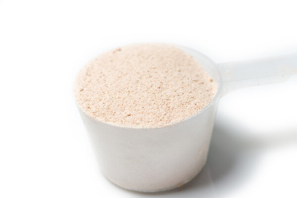 Белковый порошок шоколада Deluxe вкус изолирован
