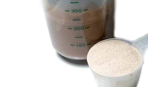 Shake czekoladowy białka z gałką białko w proszku na białym tle — Zdjęcie stockowe