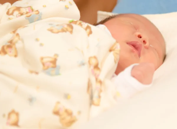 Asiática hembra bebé sueño en cama primer plano — Foto de Stock