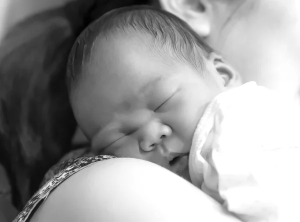 Asian Thai girl baby sleep on mother 's shoulder black and white — Stock Photo, Image