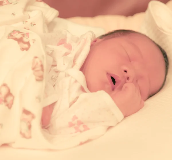 Asiatique bébé femelle sommeil sur lit concentré sur son visage ton crémeux — Photo