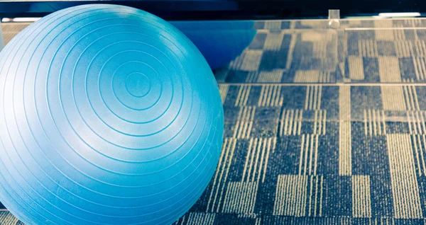 蓝色大健身球或靠近镜子 fitball 拆分的语气 — 图库照片