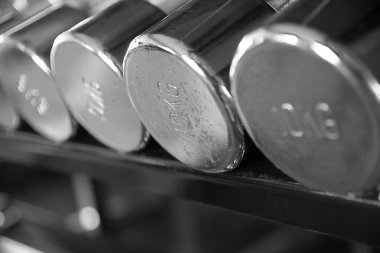 Paslı dumbbells siyah ve beyaz