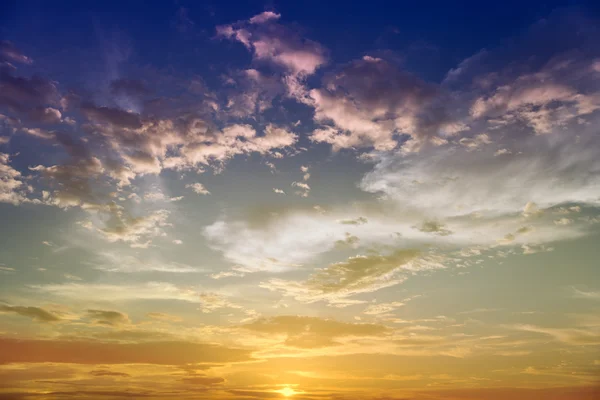 Céu dourado do por do sol — Fotografia de Stock