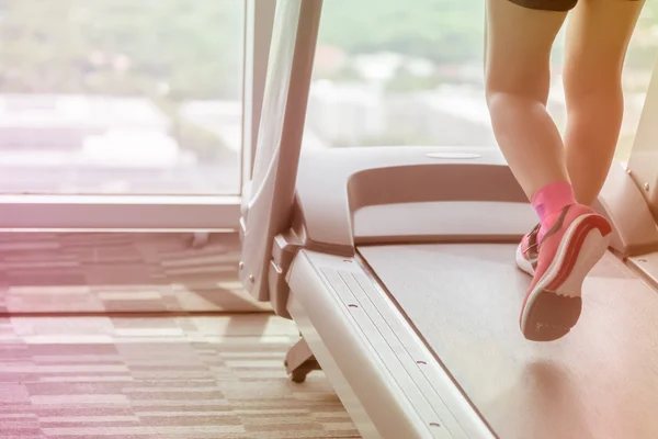 Kadın giyim pembe gitmek egzersiz koşu bandı kullanarak çalıştırarak gökkuşağı p