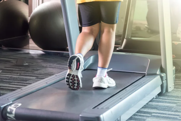 Unbekannte Frau läuft mit Laufband in Bewegung — Stockfoto