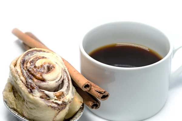 Tarçın rulo çörek izole kahve ile