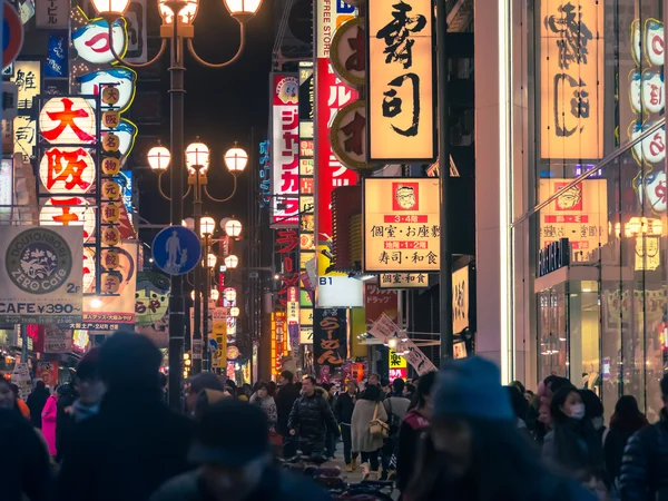 Japonya'nın Osaka Kansai çevresinde kalabalık insanlar