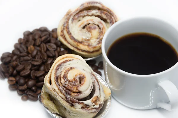 Cinnamon rolls and coffee isolate — Stock Photo, Image