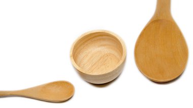 Boş tahta kaşık kepçe ve izole kase