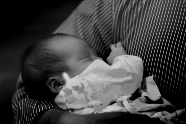 Asian Thai female baby sleeping by embrace of man — Stock Photo, Image