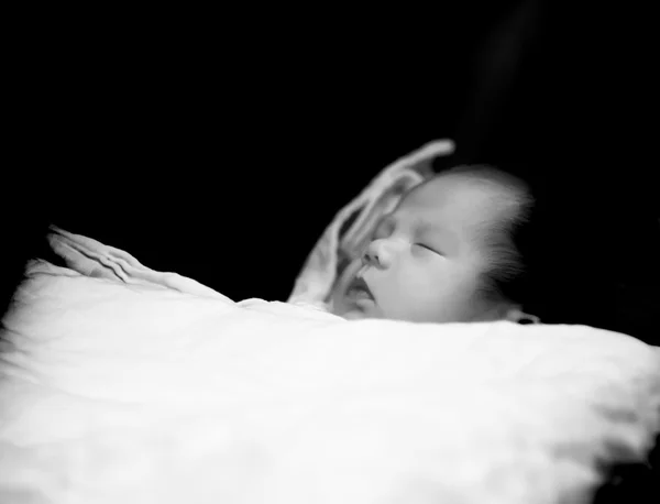 Asiatique Thai femelle bébé dormir noir et blanc — Photo