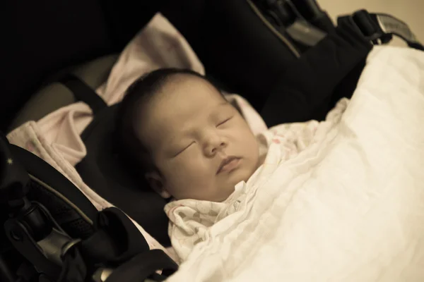 Asiático tailandés hembra bebé durmiendo mirar como viejo imagen — Foto de Stock