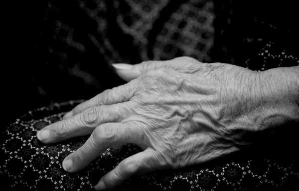 Asiática anciana 's mano primer plano negro y blanco Fotos de stock