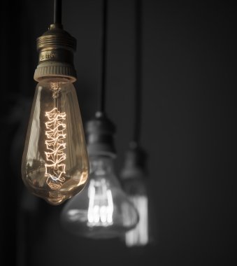 Ampulleri rengi siyah ve beyaz ile bölünmüş astı