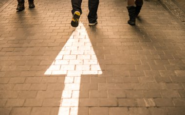 Düz peo yürüyüş ile sokakta yürürken kaldırımda beyaz ok