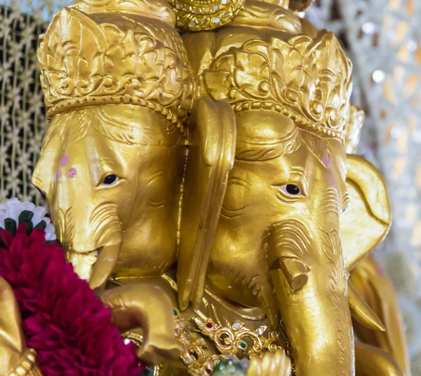 Golden Ganesh Elefante estátua deus no hinduísmo mitologia closeu — Fotografia de Stock