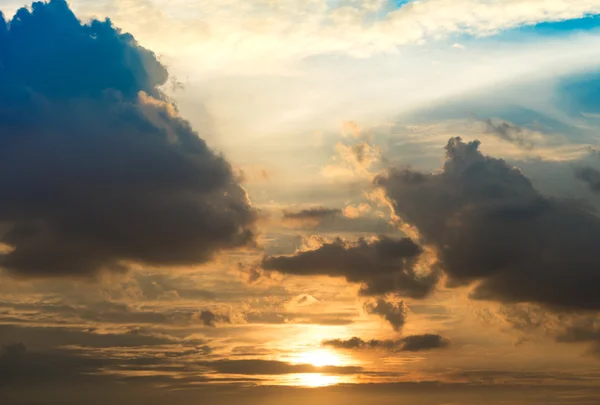 Pôr do sol luz solar dourada azul laranja e amarelo tom crepúsculo céu — Fotografia de Stock