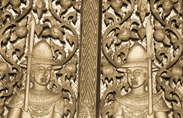 Brama świątyni buddyzm z złoty żołnierz rzeźba meblowe — Zdjęcie stockowe