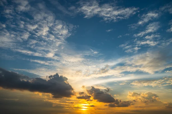 Pôr do sol luz solar dourada azul laranja e amarelo tom crepúsculo céu — Fotografia de Stock