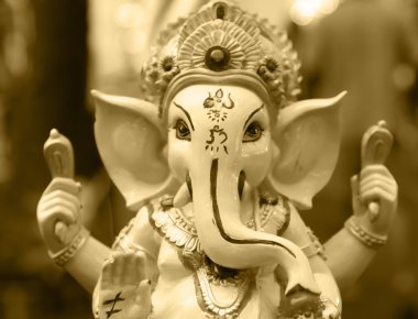 Sarı Ganesh fil Tanrı rasin statuecloseup yüzünde odaklı