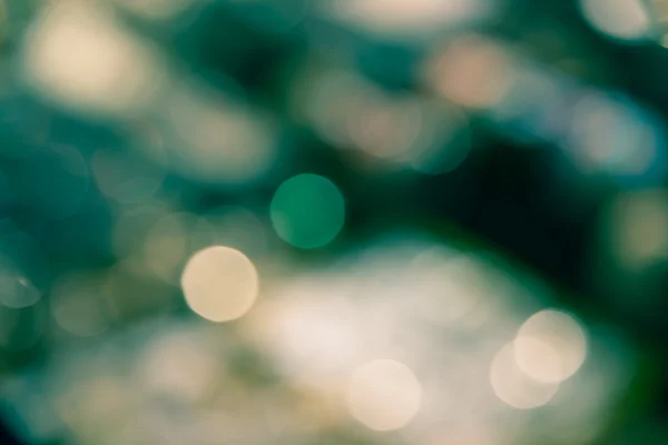 Abstract vervagen bokeh intreepupil van licht in de stad groen geel spl — Stockfoto