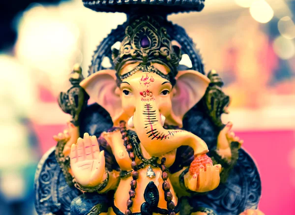 Yello Ganesh Elephant God in Hindusim mythology in rich king pos — Stock Photo, Image