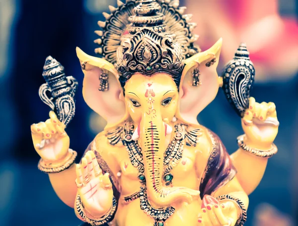 Estatua de dios hindú elefante Ganesh amarillo primer plano centrado en la cara —  Fotos de Stock