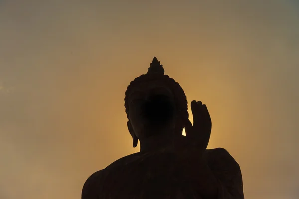 Buddha-Statue mit dunkler Silhouette und goldenem Sonnenlicht in eveni — Stockfoto