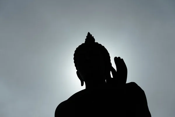 Statua Buddha sagoma con luce solare in serata — Foto Stock