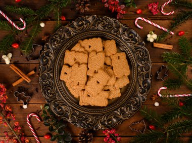 Ahşap bir arka planda süslemeli Noel kurabiyeleri. Üst görünüm.