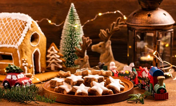 Natal Masih Hidup Dengan Kue Gingerbread Tradisional Latar Belakang Kayu — Stok Foto